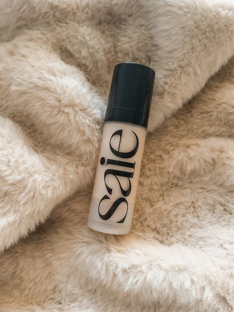 Saie glowy super gel lightweight highlighter resting on a blanket. Saie Beauty Highlighter, Saie Glowy Super Gel Aesthetic, Saie Beauty Aesthetic, Saie Highlighter, Highlighter Tips, Saie Glowy Super Gel, Sephora Wishlist, Glowy Super Gel, Virtual Makeup