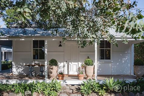 Interior Designer Anna Spiro Is Selling Her Colorful Eclectic Home - The Nordroom Colorful Eclectic Home, Halcyon House, Anna Spiro, Italian Farmhouse, Colorful Eclectic, Eclectic Farmhouse, Australian Interior Design, Chic Farmhouse, Boho Farmhouse