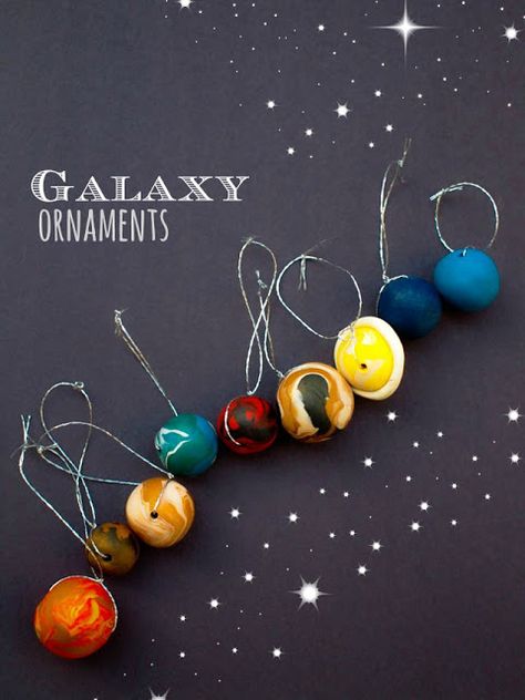 How to make outer space planet ornaments for Christmas- Such a fun STEAM craft to do with the kids! Planet Ornaments, Diy Outer, Kids Holidays, Outer Space Planets, Christmas Science, Diy Space, Ornaments For Christmas, Kid Projects, Holiday Crafts For Kids