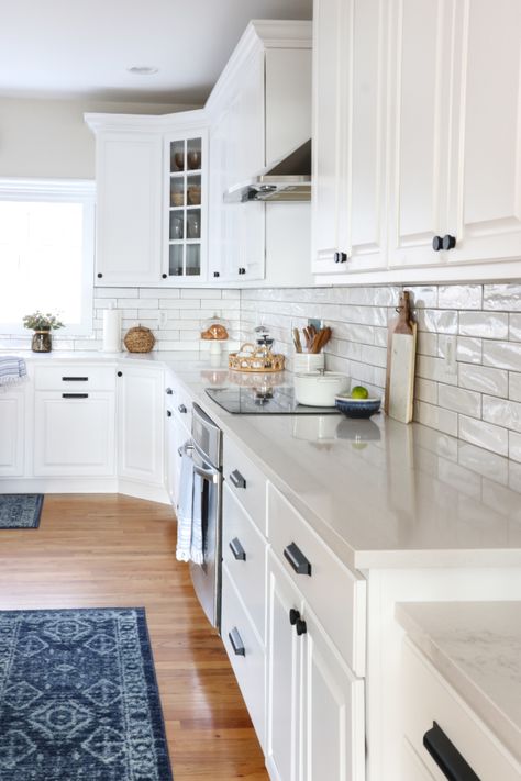 White Cabinets Black Hardware, White Kitchen Makeover, Kitchen Ikea, Kitchen Details, Pretty Kitchen, New Kitchen Cabinets, Classic Kitchen, Coastal Kitchen, White Cabinetry