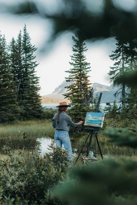 Painting in the woods, artist creating, Meet Me In The Mountains, Painting Photography Aesthetic, Traveling Artist Aesthetic, Outdoor Painting Aesthetic, Outdoor Painting Photoshoot, Mountain Woman Aesthetic, Nature Photographer Aesthetic, Photographing Paintings, Branding Photoshoot Inspiration Outdoors