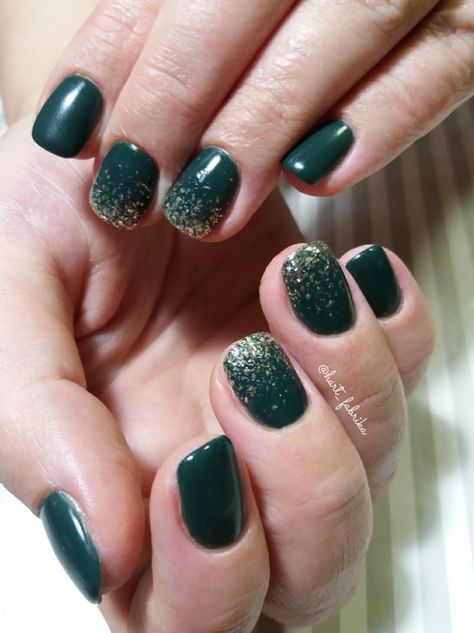 Green Nails Gold Glitter, Green With Gold Glitter Nails, Dark Green Shellac Nails, Green And Gold Dip Nails, Dark Green Nails With Gold Glitter, Green And Gold Sparkle Nails, Green Fade Nails, Hunter Green Nails With Gold, Green And Gold Short Nails