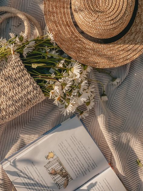 Flowers Books Aesthetic, Cosy Summer Aesthetic, Summer Flatlay, Picnic Photo Shoot, Cottage Aesthetic, Spring Mood, Cottage Core Aesthetic, Spring Aesthetic, Coffee And Books