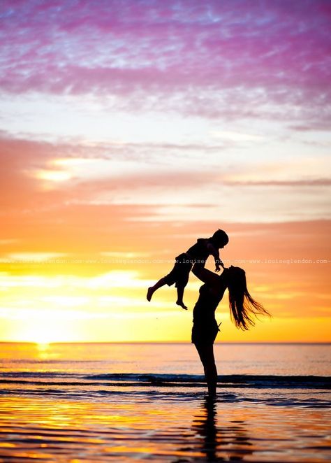 Silhouette Photo, Family Beach Pictures, Sunset Light, Sunset Silhouette, Silhouette Photos, Beach Portraits, Light Works, Future Family, Family Picture