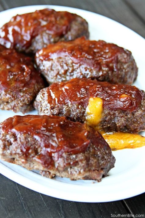 Turn your meatloaf on it's head by making it mini, grilling it, covering it with barbecue sauce, and stuffing it with cheese! Recipe With Stuffing, Easy Mini Meatloaf, Mini Taco Appetizer, Mini Meat Loaves, Barbecue Meatloaf, Taco Appetizers, Mini Meatloaf Recipes, Baked Mozzarella, Meat Loaves