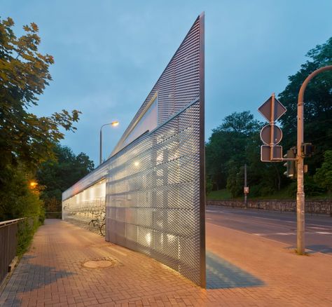 Osterwold°Schmidt EXP!ANDER Architekten BDA · 2Bicycle Station ICE Bahnhof Erfurt **Radhaus Metal Mesh Facade, Double Facade, Perforated Facade, Office Facade, Expanded Metal Mesh, Brick Cladding, Metal Facade, Facade Cladding, Metal Cladding