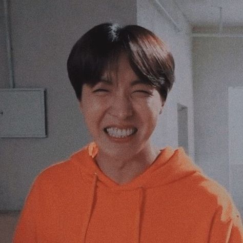 J Hope Smile Cute, Bts Smile, J-hope Pictures, Sunshine Aesthetic, Jhope Bts Wallpaper, J Hope Smile, Bts Black And White, Jhope Bts, Jhope Cute