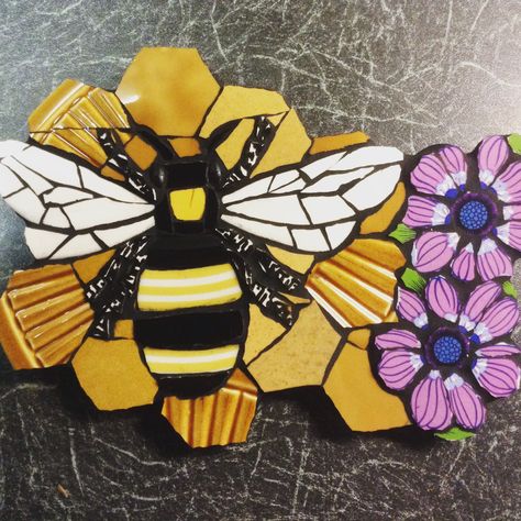 Bee Mosaic, Easy Mosaic, Manchester Bee, Mosaic Art Diy, Mosaic Pots, Mosaic Flower Pots, Mosaic Animals, Mosaic Garden Art, Mosaic Art Projects