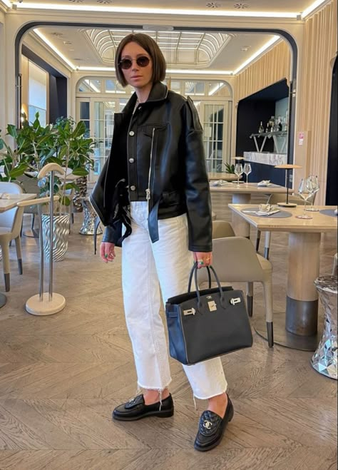 Chunky Loafers Outfits, Spring 2023 Outfit Ideas, Loafers 2023, Chanel Shoes Outfit, Street Style 23, Gucci Loafers Outfit, Loafers Street Style, Loafers Women Outfit, Loafer Fits