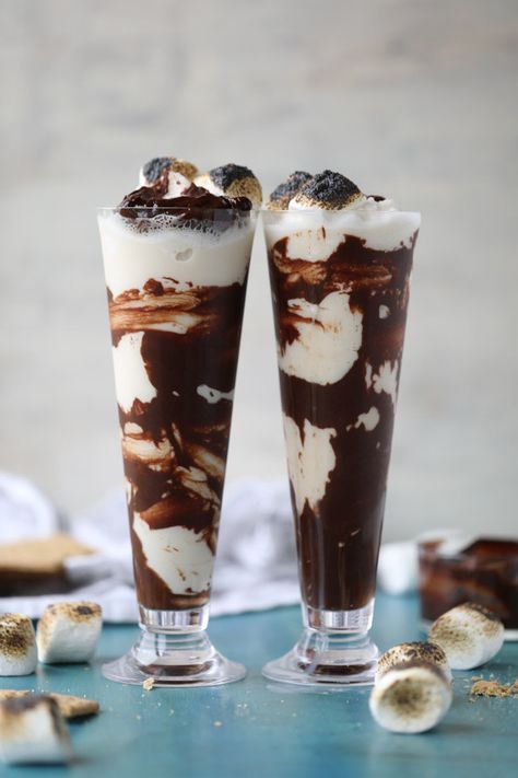 Easy Twists On American Desserts For The Fourth Of July: S’mores Stout Milkshakes Milkshake Recipe Chocolate, Chocolate Garnishes, American Desserts, Chocolate Milkshake, Milkshake Recipes, Milk Shakes, Köstliche Desserts, Desserts Recipes, Milkshakes