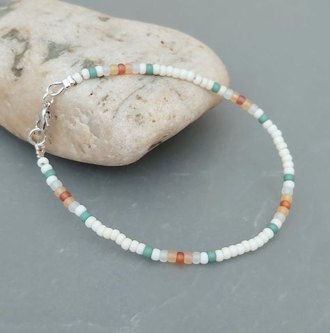 Need Bracelet Ideas, Beach Seed Bead Bracelets, Sea Beads Bracelet Ideas, Beach Beads Bracelets, Seed Bead Jewelry Diy Bracelets, Surf Jewelry Bracelet, Cute Beachy Bracelets, Beachy Bracelets Diy, Small Glass Bead Bracelet Ideas