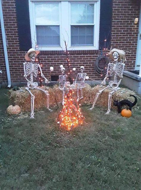 Cute Yard Halloween Decorations, Skeleton Family Yard Decorations, Halloween Themed Campsite, 7ft Skeleton Ideas, Halloween Front Yard Theme Ideas, Skeleton Petting Zoo Halloween, Lifesize Skeleton Ideas, Large Skeleton Ideas, Skeleton Yard Ideas For Halloween