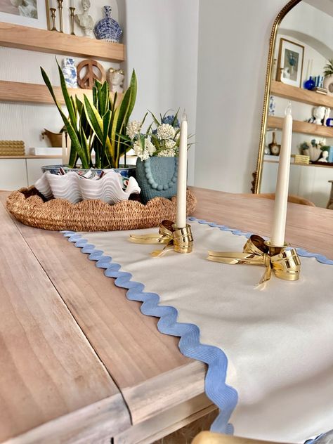 DIY Scalloped Table Runner - Treehouse Threads Sewing A Table Runner, Diy Wedding Placemats, Table Runner Sewing Pattern, How To Make A Table Runner, Diy Table Runner Ideas, Table Runners Diy Easy, Table Runner Dining Room, Scalloped Table, Diy Table Runner