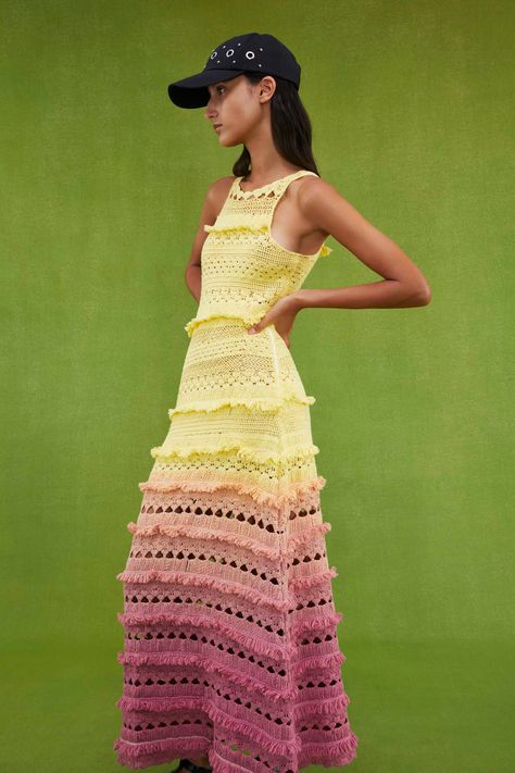 Ombre Crochet, Spring 2023 Ready To Wear, Mode Rose, Color Trends Fashion, 2023 Ready To Wear, Womenswear Fashion, Crochet Fashion Patterns, Knitwear Fashion, Spring 2023