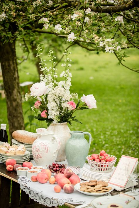 Tea Setting, Spring Garden Party, Garden Chic, Garden Picnic, Romantic Picnics, Summer Garden Party, Picnic Time, Tea Party Garden, Picnic Party