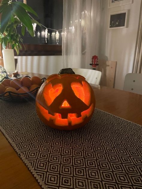 Heart Eyed Pumpkin Carving, Heart Eyes Jack O Lantern, Easy Aesthetic Pumpkin Carving, Simple Cool Pumpkin Carving Ideas, Heart Jack O Lantern, Funky Pumpkin Carving, Lana Del Rey Pumpkin Carving, Pumpkin Carving Ideas Heart Eyes, Heart Eye Pumpkin Carving