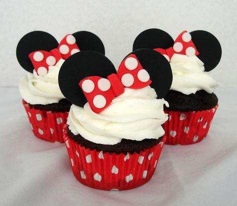 Minnie Cupcakes - CakeCentral.com Cupcakes Minnie Mouse, Minnie Cupcakes, Baby Shower Cupcakes For Girls, Popular Desserts Recipes, Disney Cupcakes, Animal Baby Shower Theme, Bolo Minnie, Trifle Desserts, Cupcakes Decorados