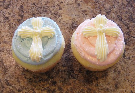 cross cupcakes..that's be cute for a baby's dedication or something! Confirmation Cupcakes, Cross Cupcake Cake, First Communion Cupcakes, Cross Cupcakes, Communion Cupcakes, Dedication Cake, Baptism Cupcakes, Confirmation Party, Cross Cakes