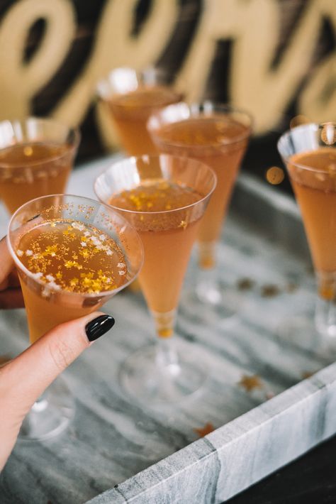 How to Make Champagne Glitter Jello Shots for New Years Eve Glitter Jello Shots, Malibu Jello Shots, Orange Jello Shots, Jolly Rancher Jello, Blue Hawaiian Jello Shots, Strawberry Margarita Jello Shots, Pina Colada Jello Shots, Lemonade Jello Shots, Candy Corn Jello Shots