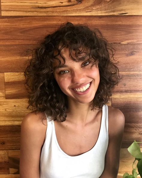 RAE RODRIGUEZ 𓃾 on Instagram: “the fringe is back and I could not be happier 🙌🏽⚡️” Simple Chignon, Thick Hairstyles, Easy Chignon, Aesthetic Dump, Short Curly Hairstyles, Curly Hair Photos, Curly Bangs, Thick Curly Hair, Haircuts For Curly Hair