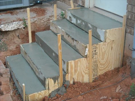 D'Bug's Life: How to make Concrete Stairs Diy Concrete Steps, Stairs Concrete, Cement Steps, Patio Steps, Building Stairs, Valentine Diy, Garden Stairs, Concrete Stairs, Concrete Forms