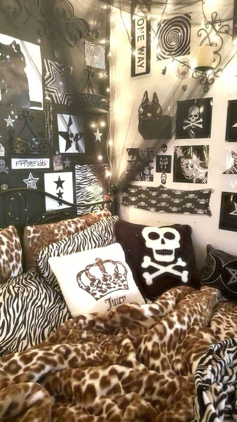 Room Ideas Mcbling, Room Inspiration Y2k, 2000 Room Ideas, Emo Bedroom Ideas, 2000s Room Decor, Gothic Apartment, Mcbling Room, Gothic Rooms, Goth Bedroom Ideas