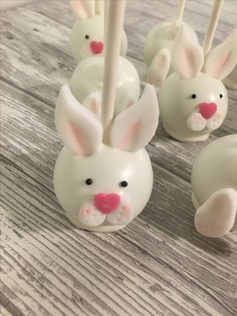 Bunny cake pops Rabbit Cake Pops, Diy Easter Desserts, Easter Bunny Cake Pops, Cake Pop Ideas, Bunny Cake Pops, Easter Bunny Images, Easter Cake Pops, Easter Marshmallow, Easter Food Crafts