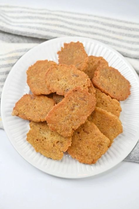 Carnivore Crackers on a white plate. Carnivore Crackers, Carnivore Appetizers, Shakeology Dessert Recipes, Shakeology Desserts, Low Carb Crunchy Snacks, Carnivore Recipes, Meat Diet, Lunch Appetizers, Carnivore Diet