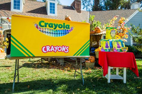 A fun family costume that the whole family can participate in! DIY Crayola Crayon Box Costume by Kenneth Wingard! For more Halloween DIYs tune in to Home & Family weekdays at 10a/9c on Hallmark Channel! Crayola Trunk Or Treat Ideas, Crayon Trunk Or Treat Ideas, Crayola Party, Home And Family Crafts, Crayola Box, School Halloween Costumes, Crayon Costume, Colorful Costume, Trunk Or Treat Ideas