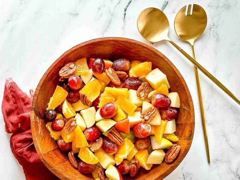 Thanksgiving fruit salat in a wooden bowl. Fruit Salad With Apples, Meatless Salads, Thanksgiving Fruit Salad, Breakfast Fruit Salad, Fruit Salad With Marshmallows, Thanksgiving Fruit, Salad With Apples, Fall Fruit, Honey Dressing