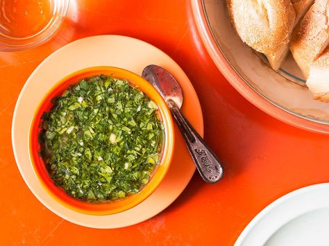 Wasakaka | This popular Dominican herb and lime sauce is similar to Argentina's chimichurri. With just four ingredients, wasakaka is one of the simplest Caribbean condiments there is. Saveur Recipes, Mustard Dipping Sauce, Citrus Recipes, Dominican Food, Dipping Sauces Recipes, Caribbean Cuisine, Lime Sauce, Spread Recipes, Stuffed Banana Peppers