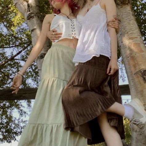 Long Skirt Cottagecore, Green Cottagecore Aesthetic Outfit, Cottagecore Girlfriends, Cottagecore Lesbian Outfit, Real Indie Aesthetic, Long Skirt Indie, Cottagecore Lesbian Aestethics, Dark Fairy Forest, Lesbian Couple Aesthetic Outfits