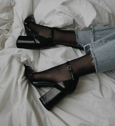 Mode Ulzzang, Dr Shoes, Ankle Strap Block Heel, Aesthetic Shoes, Mode Inspo, 가을 패션, Pretty Shoes, Dream Shoes, Mode Vintage