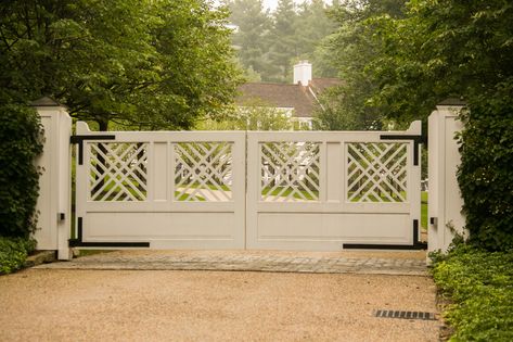 janice parker-designed green garden Estate Driveway Entrance, Hydrangea Lined Driveway, Driveway Gate Ideas, Gate And Fence Ideas, Gate Driveway, Driveway Fence, Garden Gates And Fencing, Gate Entrance, Estate Gates