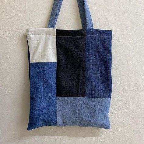 Tote bag handmade #jeansbagpatterns #jeanbagspatternideas #recyclejeansbagpattern Jeans Bag Diy, Diy Jean Bag, Decorated Tote Bags, Upcycled Tote, Recycled Jeans Bag, Denim Bag Patterns, Denim Bag Diy, Sustainable Bag, Sewing Bags