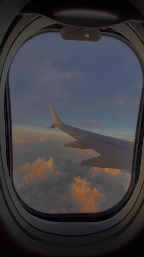 Photo Avion, Airport Aesthetic, Vision Board Pics, Airplane Window, Manifesting Vision Board, Vision Board Images, Travel Pictures Poses, Vision Board Photos, Vision Board Pictures