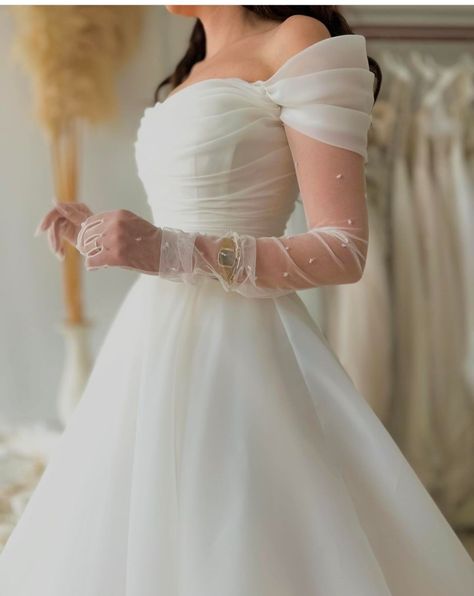 Elegant Bride Dress Classy, White Gowns Elegant Simple, Simple Dresses For Wedding, Classy Simple Wedding Dress, Classy Dress Wedding, Dress Wedding Simple, Elegant Winter Dresses, Classy Wedding Gown, Simple Bride Dress