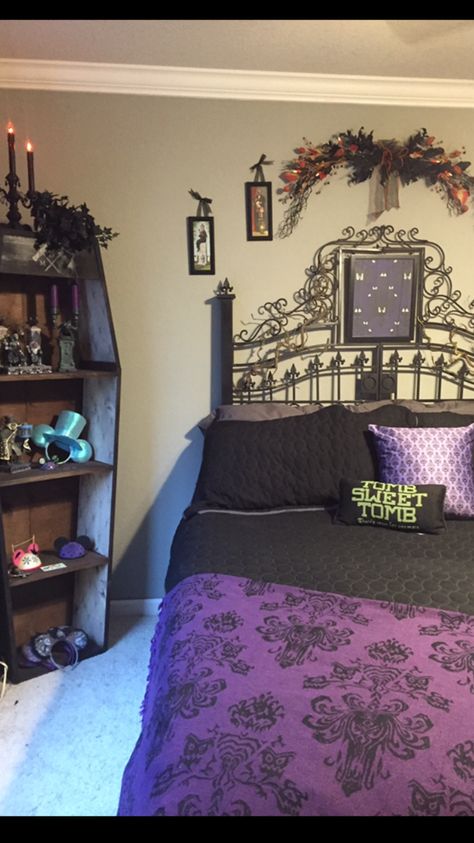 Haunted Mansion Room Haunted Mansion Bedroom, Haunted Mansion Room, Haunted Mansion Decor, Mansion Rooms, Mansion Bedroom, Halloween Bedroom, Disney Rooms, Disney Home Decor, Goth Home Decor