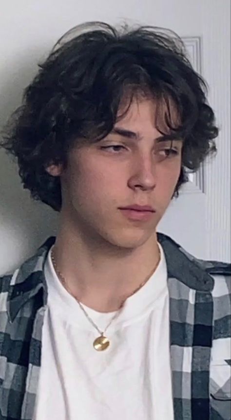 Jackson Passaglia, Messy Hair Boy, Tiktok Boy, Haircut Curly Hair, Men Haircut Curly Hair, Middle Part Hairstyles, Tiktok Boys, Mens Hairstyles Thick Hair, Wavy Hair Men