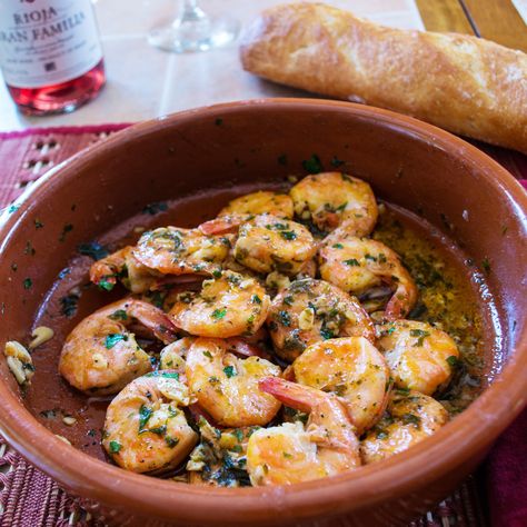 Gambas al Ajillo (Garlic Shrimp) Mouthwatering Spanish inspired shrimp in a rich garlic sauce.   Don't forget the crusty bread to soak up the garlicky goodness. Spicy Garlic Shrimp, Quinoa Benefits, Lemon Garlic Shrimp Pasta, Garlic Shrimp Pasta, Olive Oil Butter, Healthy Shrimp, Shrimp Recipe, Healthy Food Blogs, Garlic Shrimp