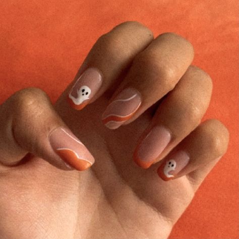 Cute Simple Autumn Nails, Orange Nail Halloween, Simple Halloween Nails Pumpkin, Halloween Nails With Orange, Orange Tip Halloween Nails, Orange Nails With Ghost, Simple Halloween Nails Orange, Orange Ghost Nails, East Halloween Nails