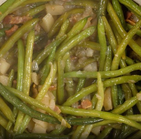 When my auntie serves this dish, there's never any leftovers Southern Braised Green Beans, Bean Skillet Recipes, Green Bean Skillet, Southern Green Beans, Green Bean Dishes, Best Chicken Wing Recipe, Braised Greens, Bean Dishes, Southern Greens