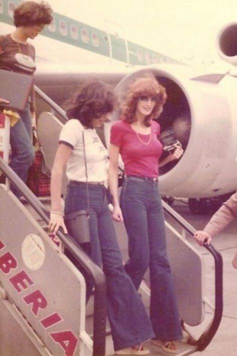 Le Fashion Blog 1970s 70s Street Style Vintage Photos T Shirts Tee High Waisted Wide Leg Jeans Flared Bell Bottoms Via Tres Blase Theater Outfit, Iberia Airlines, Fashion 1970s, 60s 70s Fashion, Fashion 70s, 70s Inspired Fashion, 70s Aesthetic, 70s Outfits, 70’s Fashion