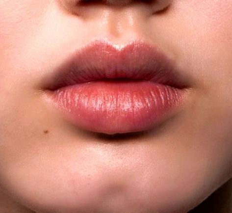 Lip Mole Beauty Marks, Mole Above Lip, Moles Aesthetic, Lip Beauty Mark, Lip Mole, Oc Art Reference, Mia Fey, Abdominal Stretches, Moles On Face