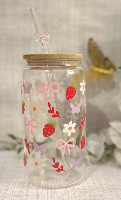 Cute Cup Vinyl Designs, Glass Bottle With Straw, Glass Cup Ideas, Glass Cup Design, Aesthetic Cups, Diy Wine Glasses Painted, Glass Tumbler Design, Painting Glass Jars, Trendy Water Bottles