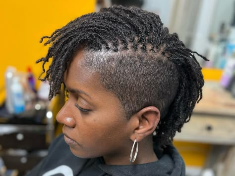 Third Level Style Salon on Instagram: “WHEW!😮‍💨 Dassit…just in awe. Talk about stunning!🤟🏾 #microlocs #microlocks #microlocsjourney #locs #retie #retightening #shavedsides #lo…” Shaved Side Micro Locs, Sister Locs With Shaved Sides, Locs Shaved Sides, Sister Locs On Short Hair, Locs With Shaved Sides, Micro Locks, Shaved Sides And Back, Short Hair Twist Styles, Rocker Hair