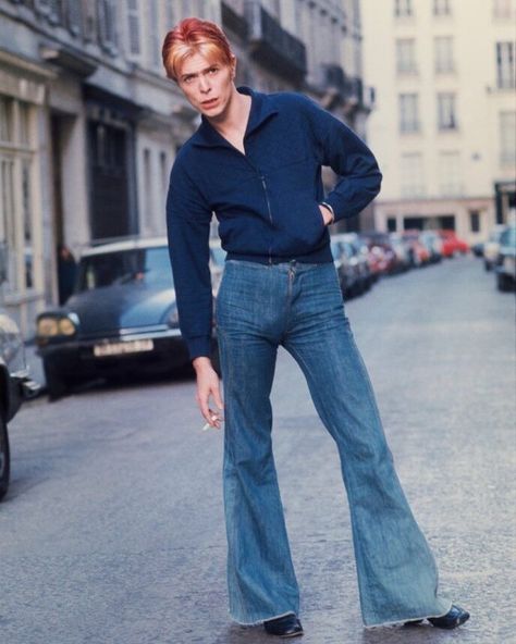 David Bowie outside L’Hotel, 1976. Photograph by Andrew Kent. David Bowie Casual Style, David Bowie Inspired Outfit, David Bowie Outfits, David Bowie Style, David Bowie Outside, Bowie Fashion, David Bowie Fashion, Outfits Retro, 70s Outfits