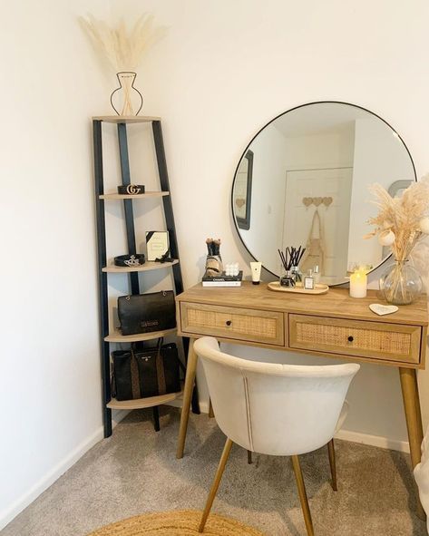 Dressing Table New Design, Dressing Room Office, Modern Dressing Table Designs, Table Organization, Small Dressing Rooms, Dressing Table Organisation, Small Dressing Table, Vanity Inspo, Dressing Table Decor