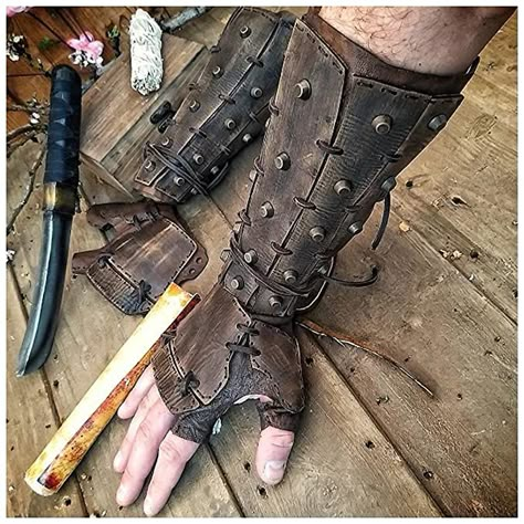 Ronin Samurai, Ren Faire Ideas, Armadura Cosplay, Leather Bracers, Armor Ideas, Armor Clothing, Cosplay Armor, Arm Guard, Halloween Masquerade