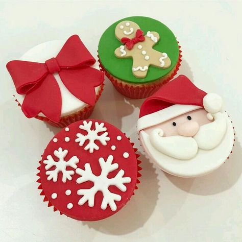 Cupcakes Design, Christmas Cupcakes Recipes, Christmas Cupcakes Decoration, New Years Cookies, Christmas Cake Designs, Holiday Cupcakes, New Year's Cake, Christmas Cake Decorations, Xmas Cake